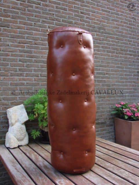 ledercreaties boksbal in chesterfield motief