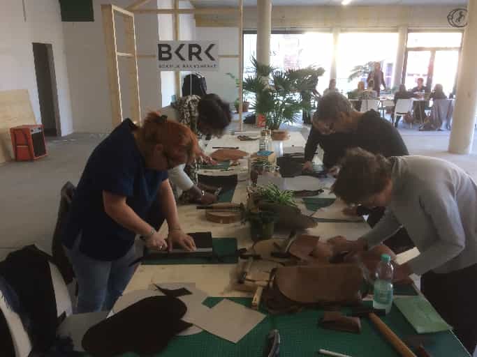 korte leder workshop atelier+ Bokrijk workshop in volle actie